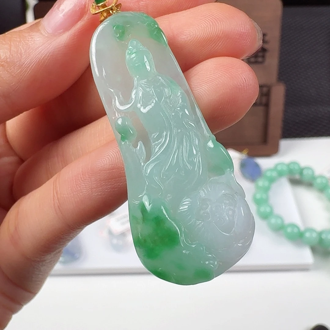 翡翠18K金镶嵌颈饰