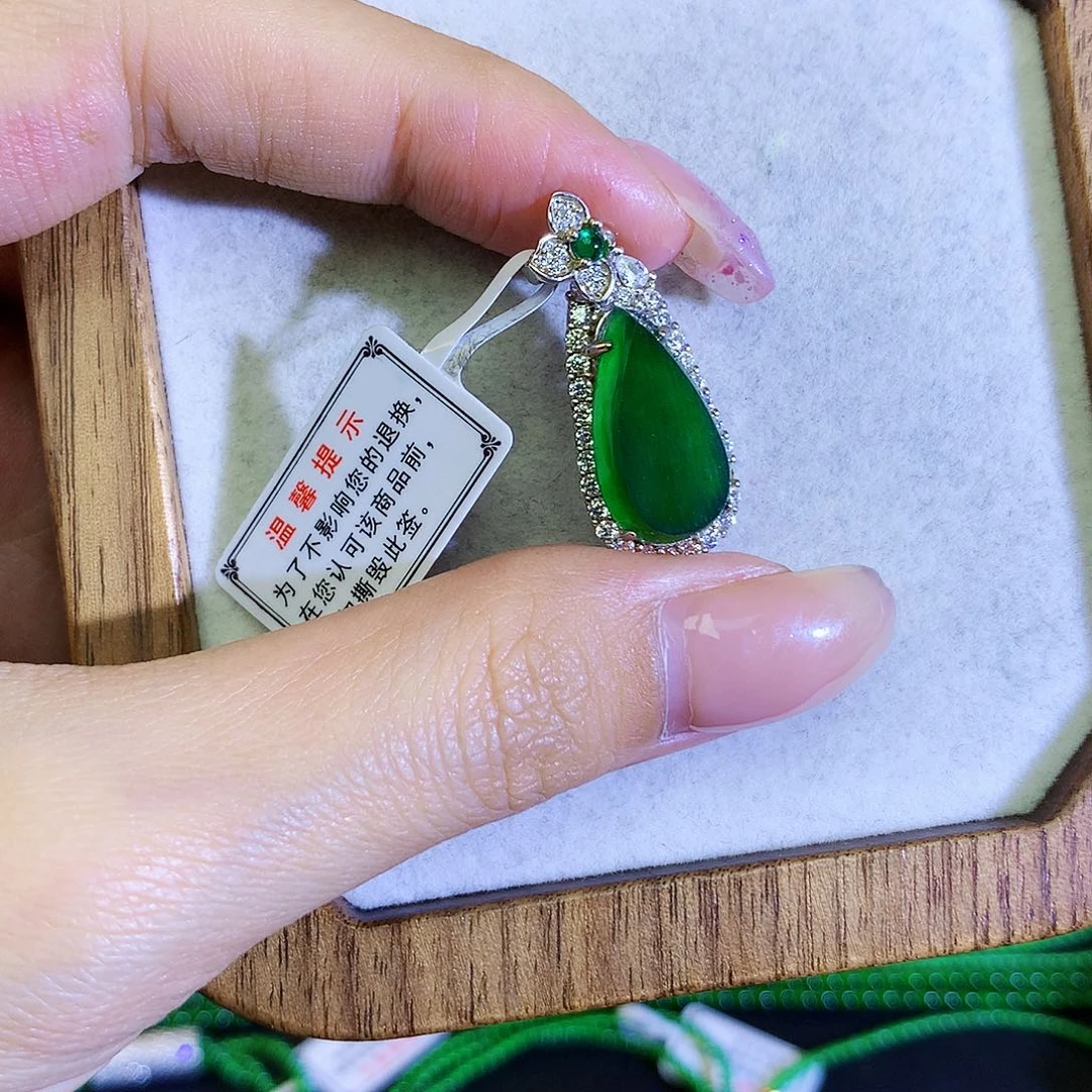 翡翠颈饰银S925镶嵌天然翡翠水滴
