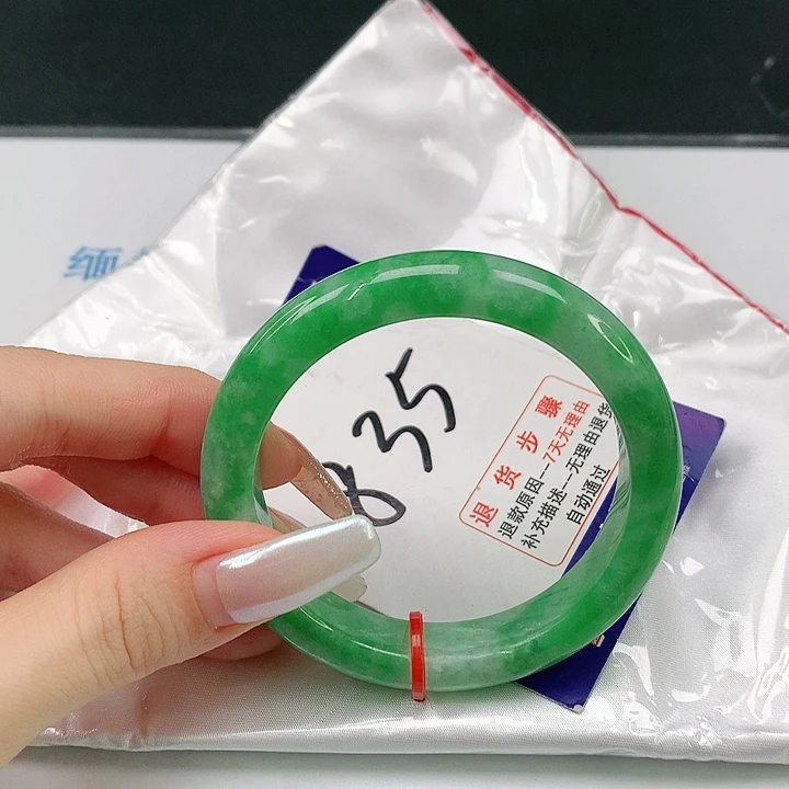 翡翠手镯未镶嵌高****?翡翠手镯