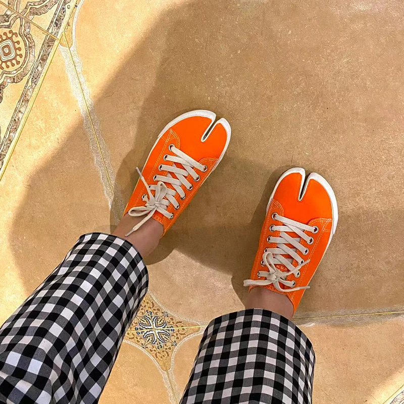 多巴胺百搭小众透气帆布鞋2025新款爆款分趾泼墨猪蹄平底小白鞋女