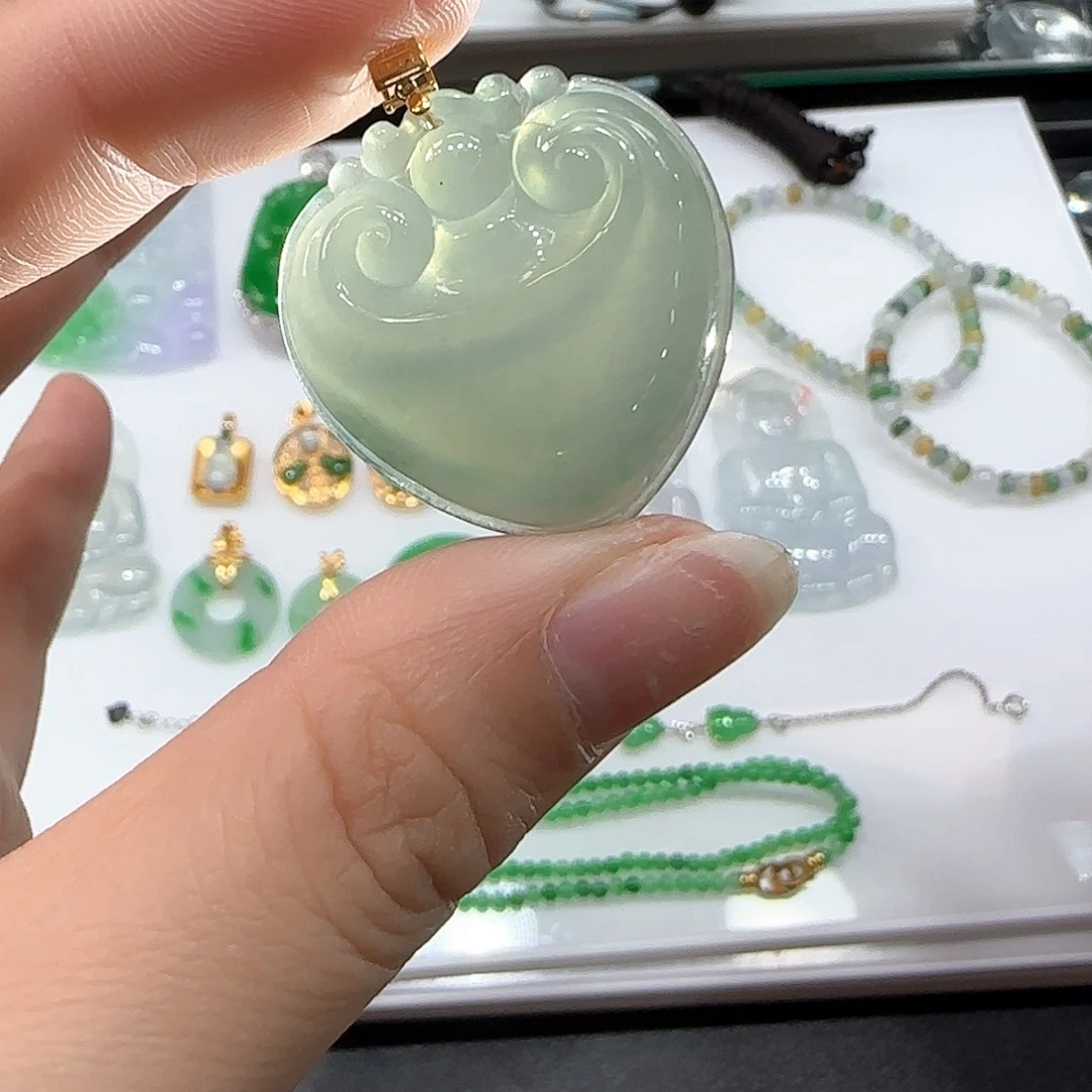 翡翠未镶嵌颈饰爱心