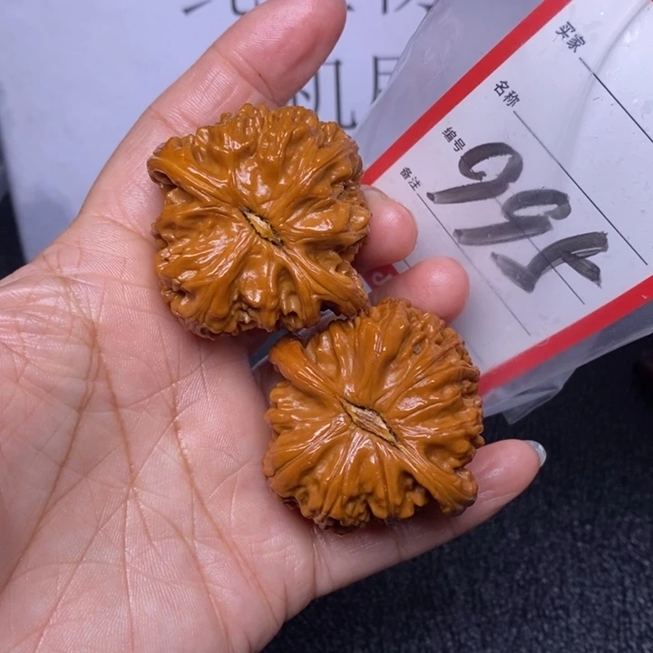 文玩核桃把件995，44白狮子色差