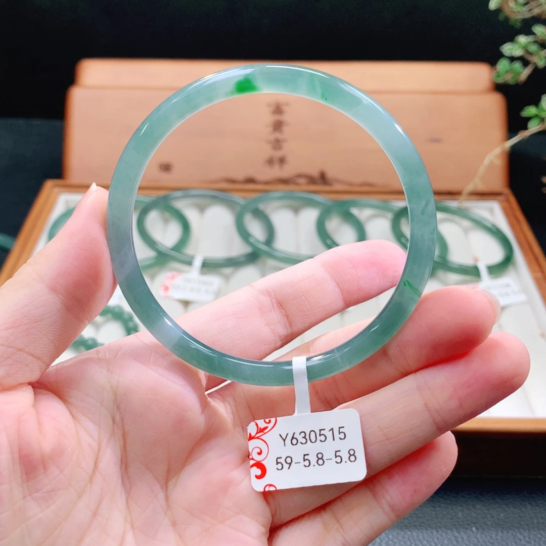 翡翠手镯（圆镯）未镶嵌