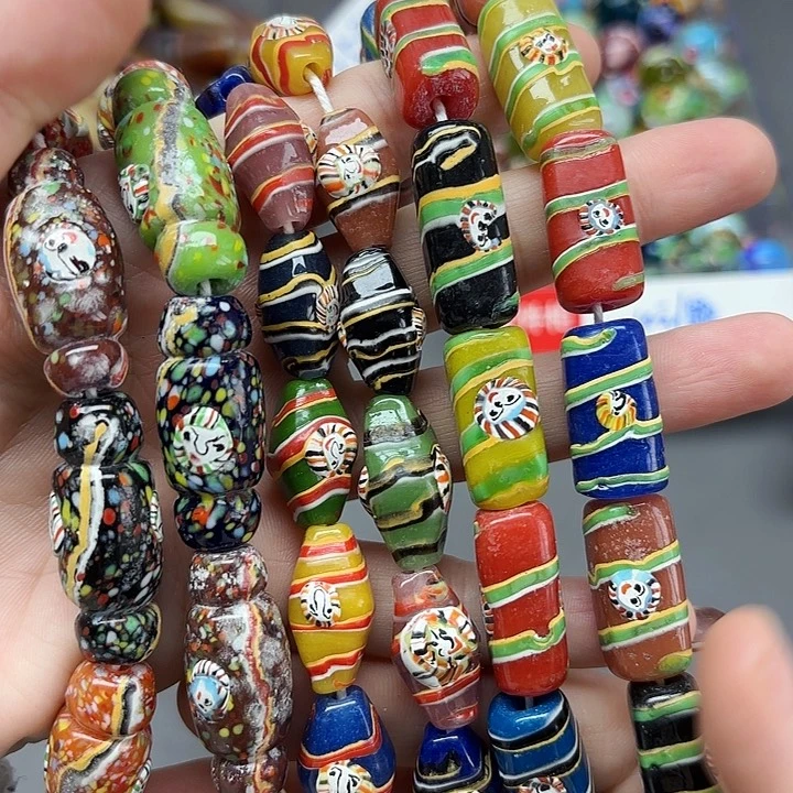 琉璃颈饰价格不等，喜欢私我