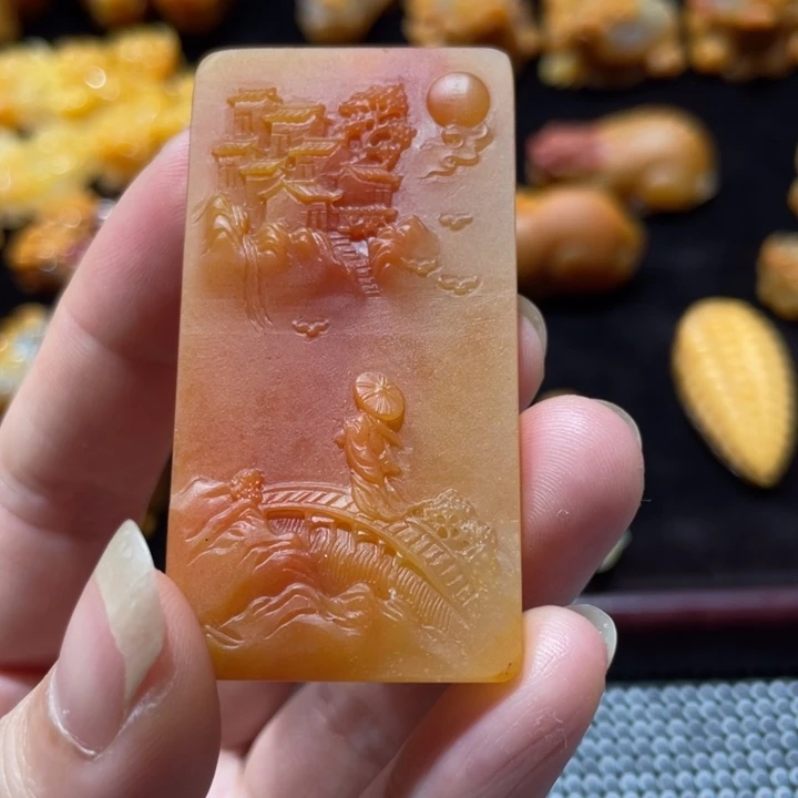 石英质玉（黄龙玉）未镶嵌颈饰