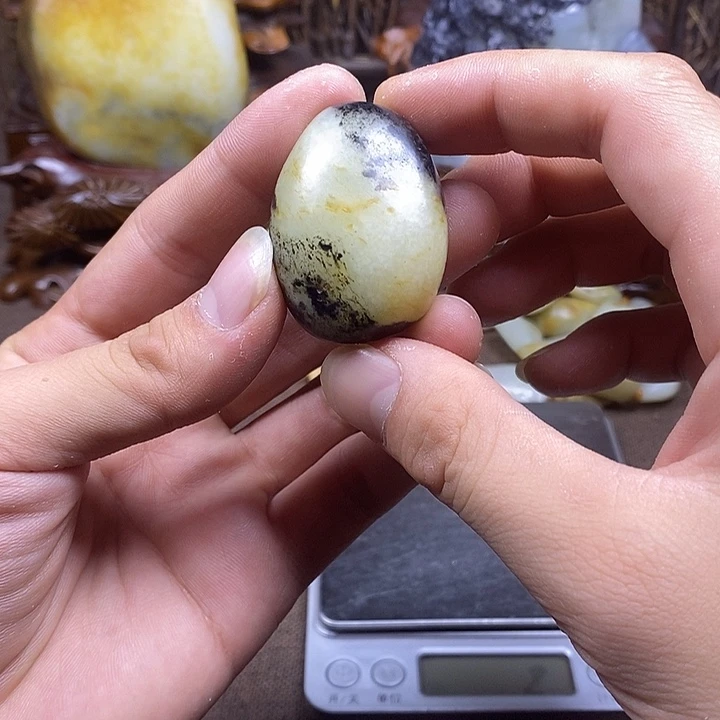 和田玉未镶嵌把件