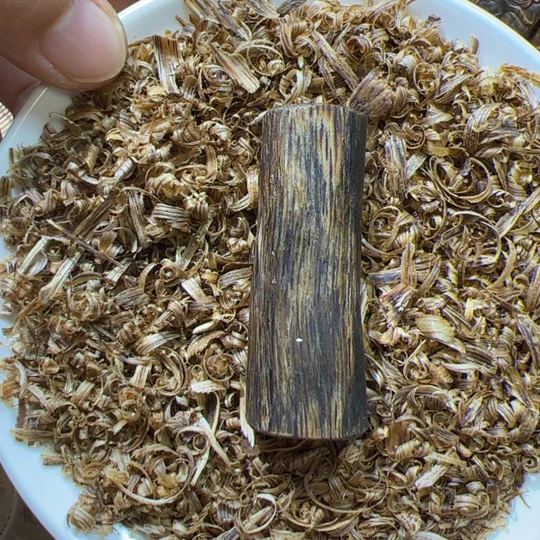 沉香沉香碎屑莺歌绿素牌10克