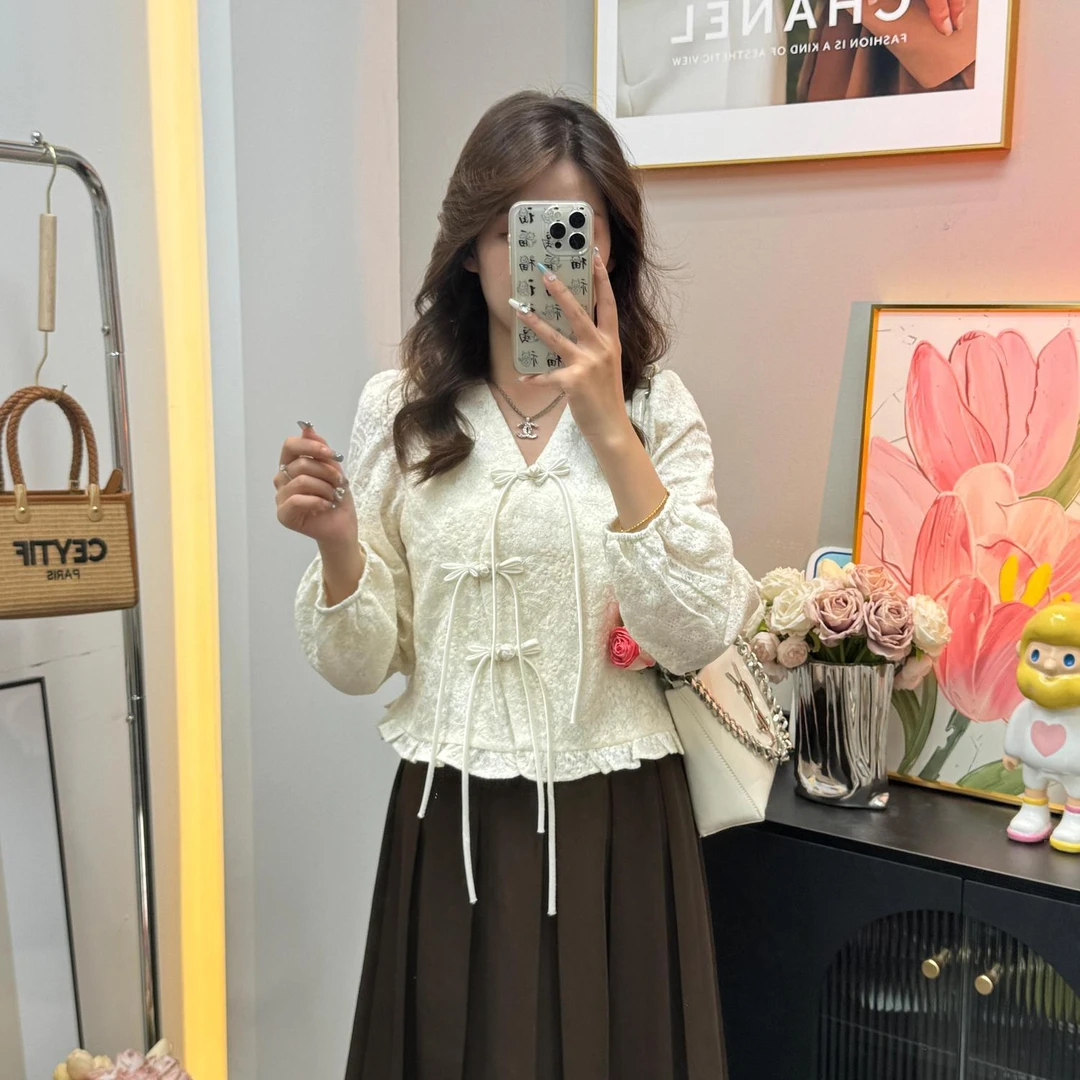 新中式国风V领盘扣蕾丝衬衫女2024春季新款法式v领别致花边上衣女