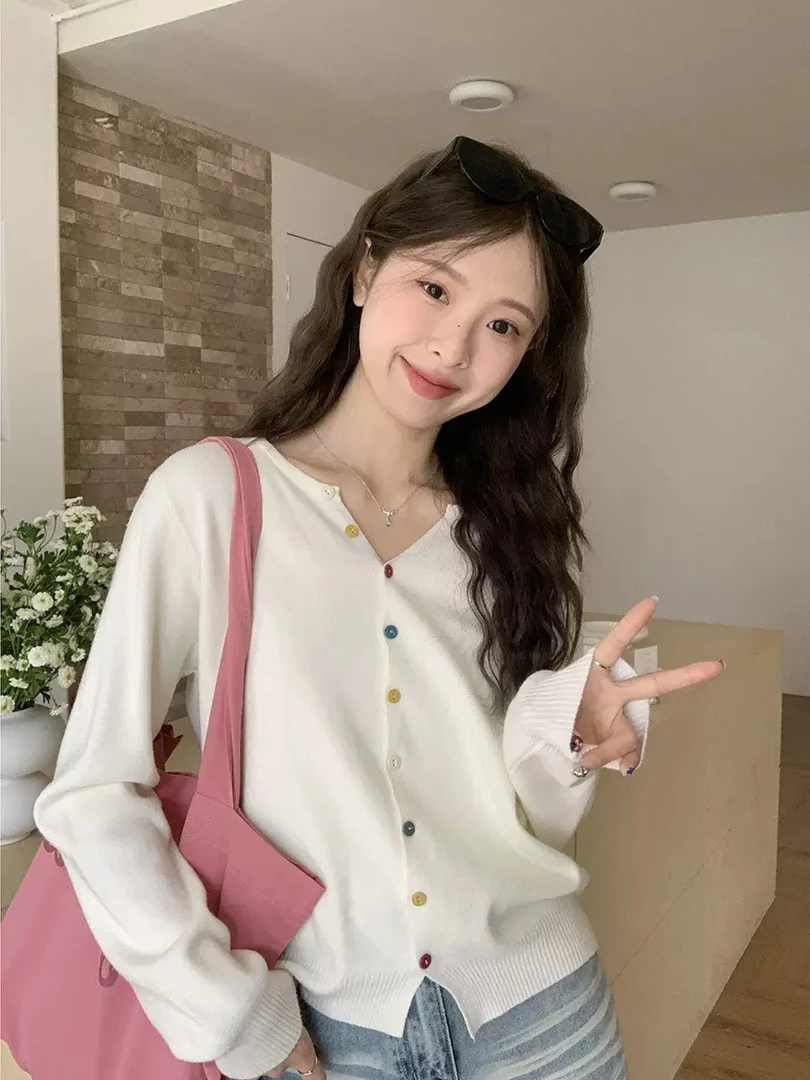 洋气彩扣V领针织开衫女宽松2025春装新款韩版百搭毛衣外套上衣潮