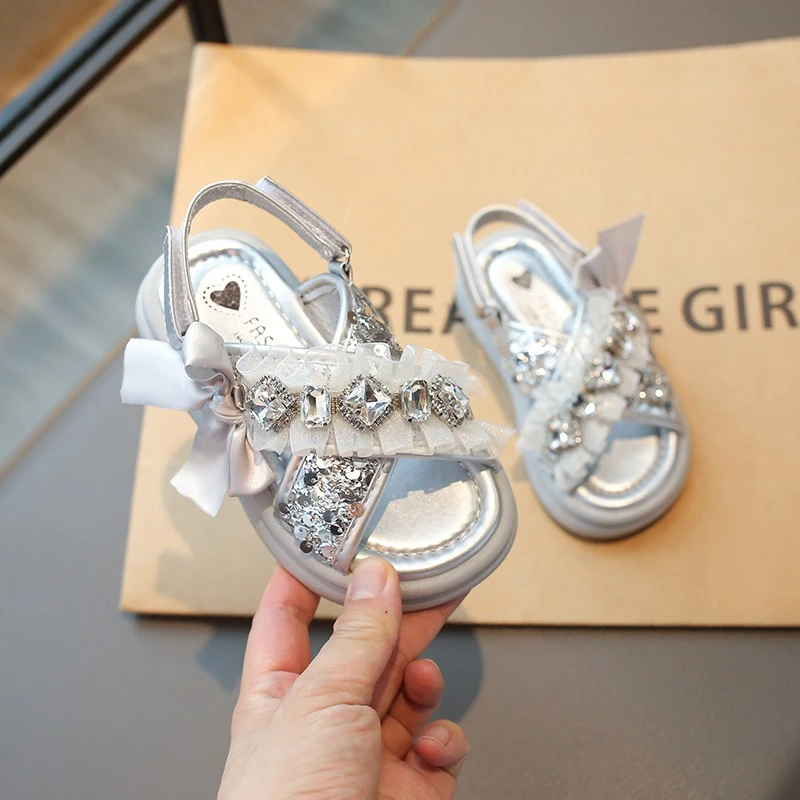 女童公主凉鞋洋气亮片水钻软底中大童沙滩鞋2025夏季露趾小女孩