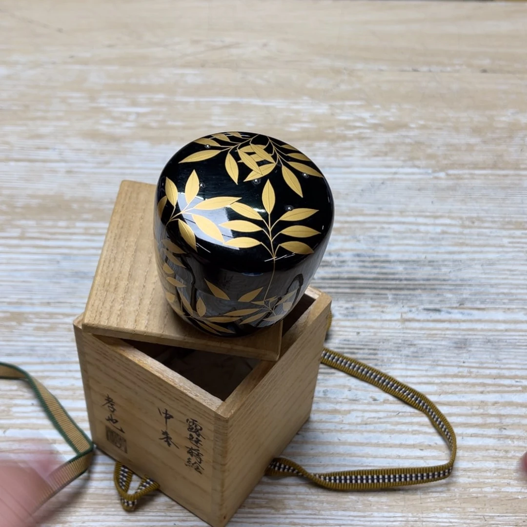 瓷片a*u密密麻麻地排列着一个