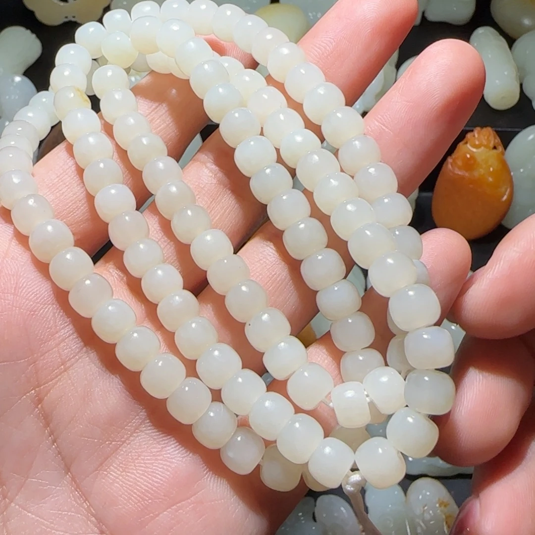 金***子和田玉未镶嵌颈饰