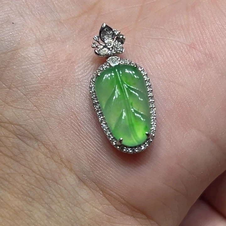 翡翠18K金镶嵌颈饰吊坠