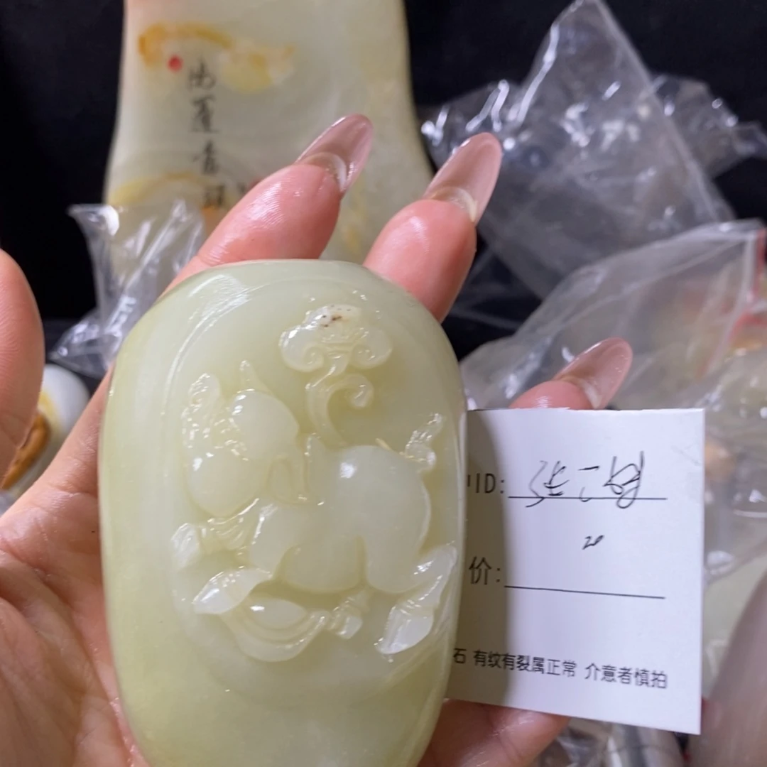 石材用***妹古青石手把件