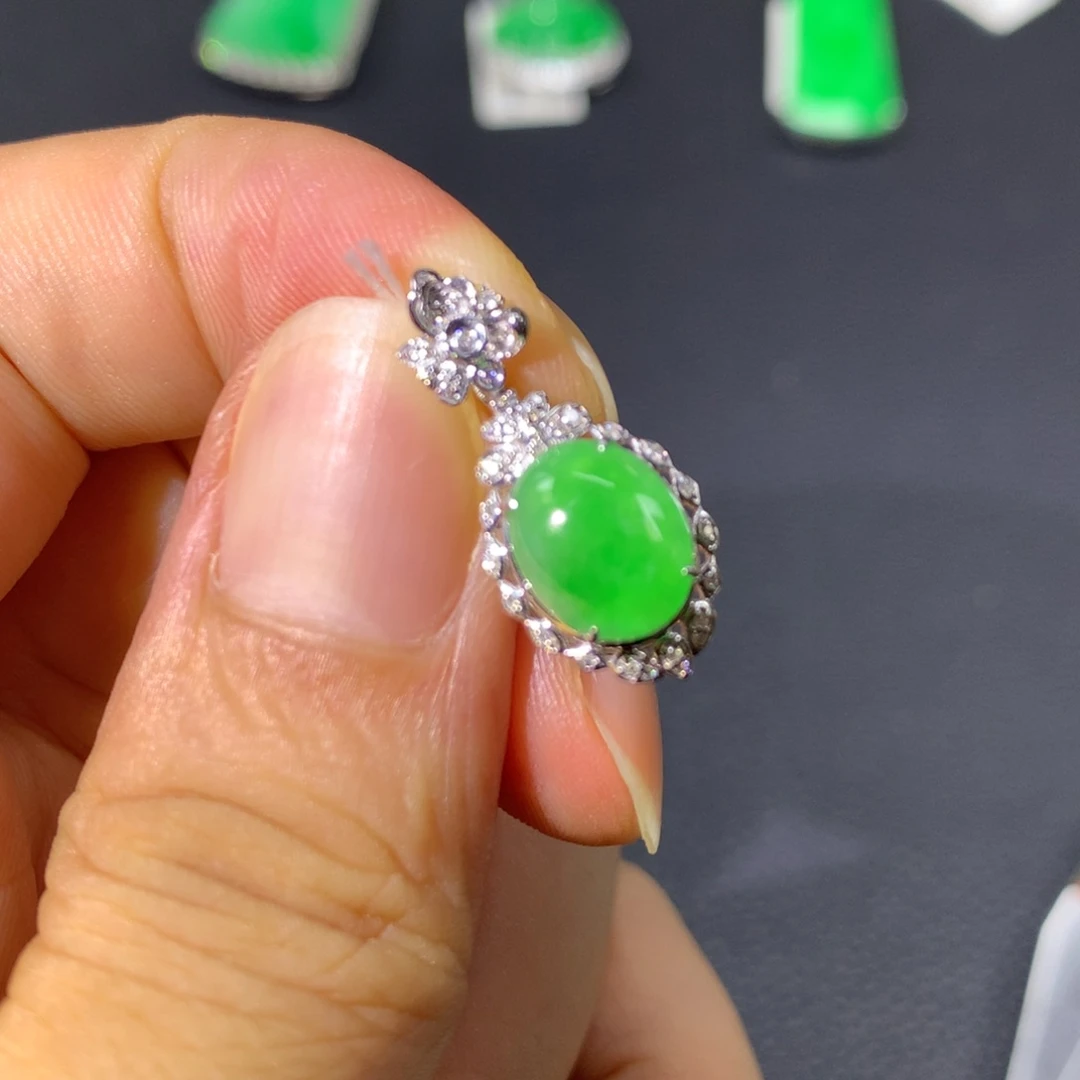 翡翠18K金镶嵌颈饰翡翠