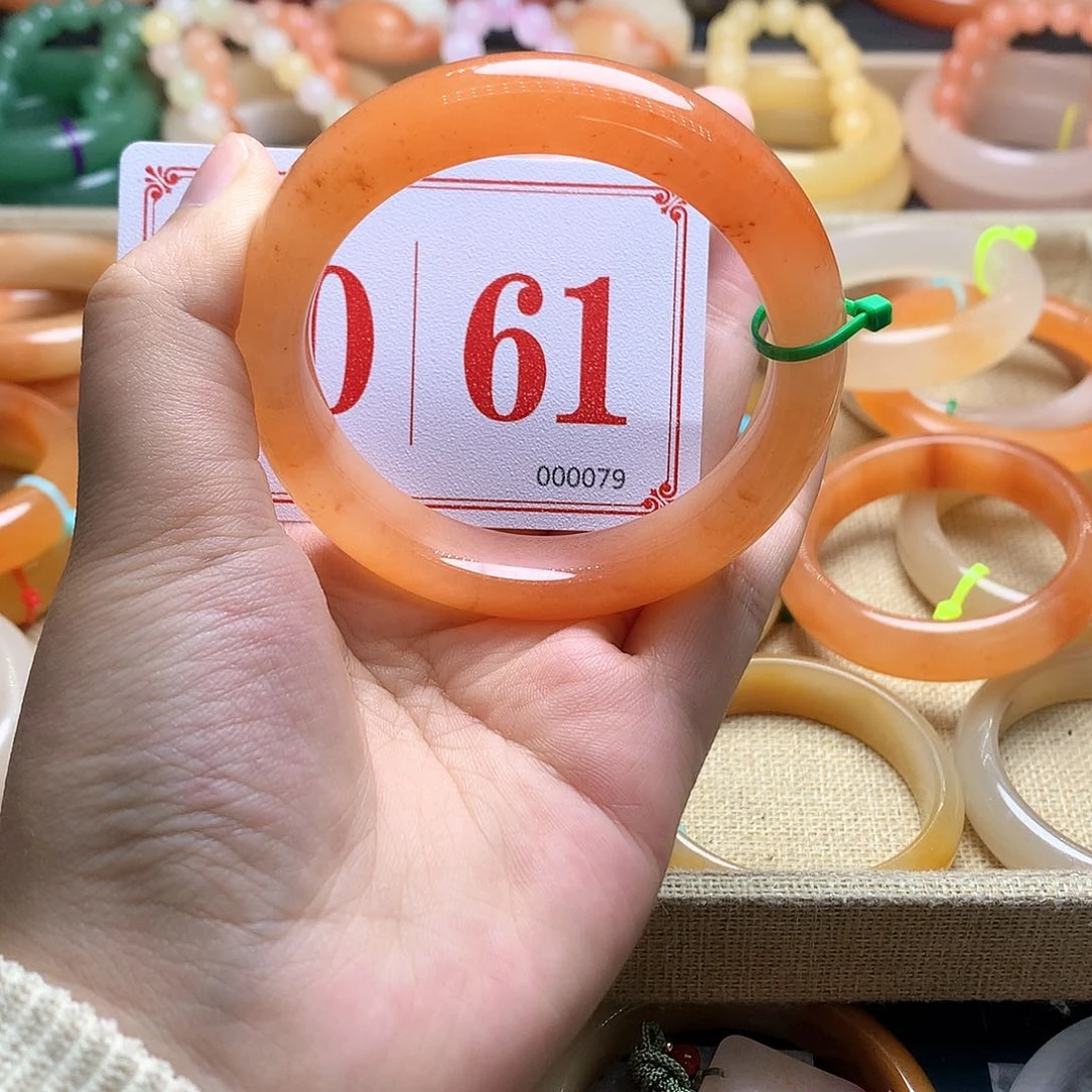 未镶嵌石英质玉（黄龙玉）手镯