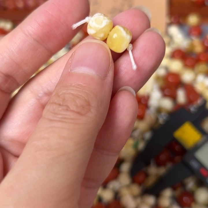 蜜蜡未镶嵌裸石8.5mm一对