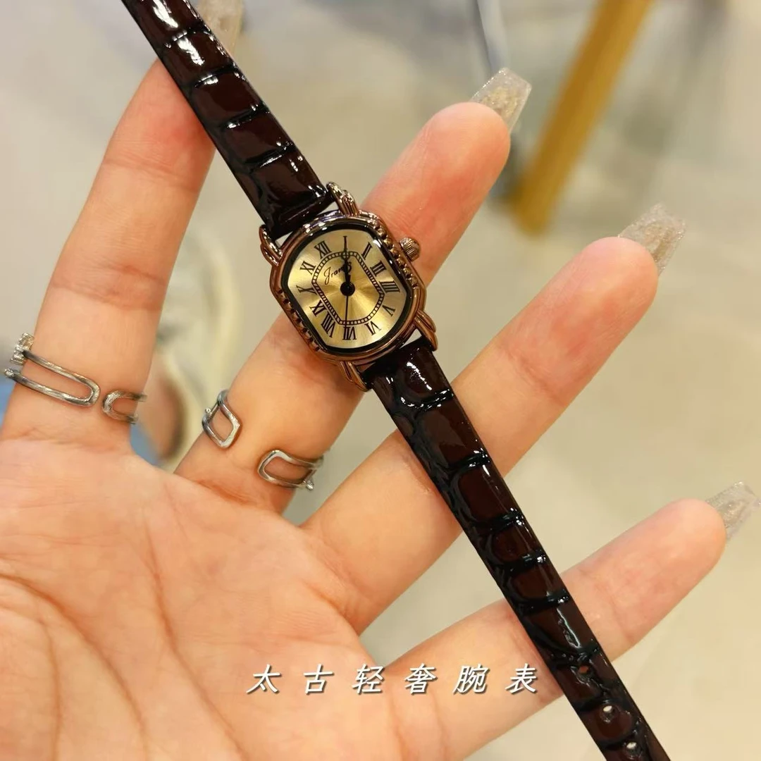 咖啡色小巧女士时尚气质防水小酒桶表简约复古百搭精致腕表
