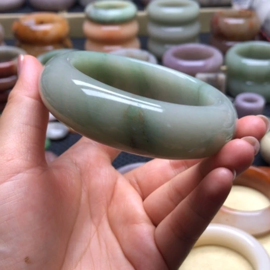 用***3石英岩玉手镯未镶嵌