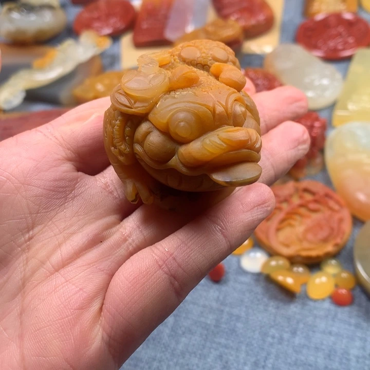 石英质玉（黄龙玉）未镶嵌颈饰
