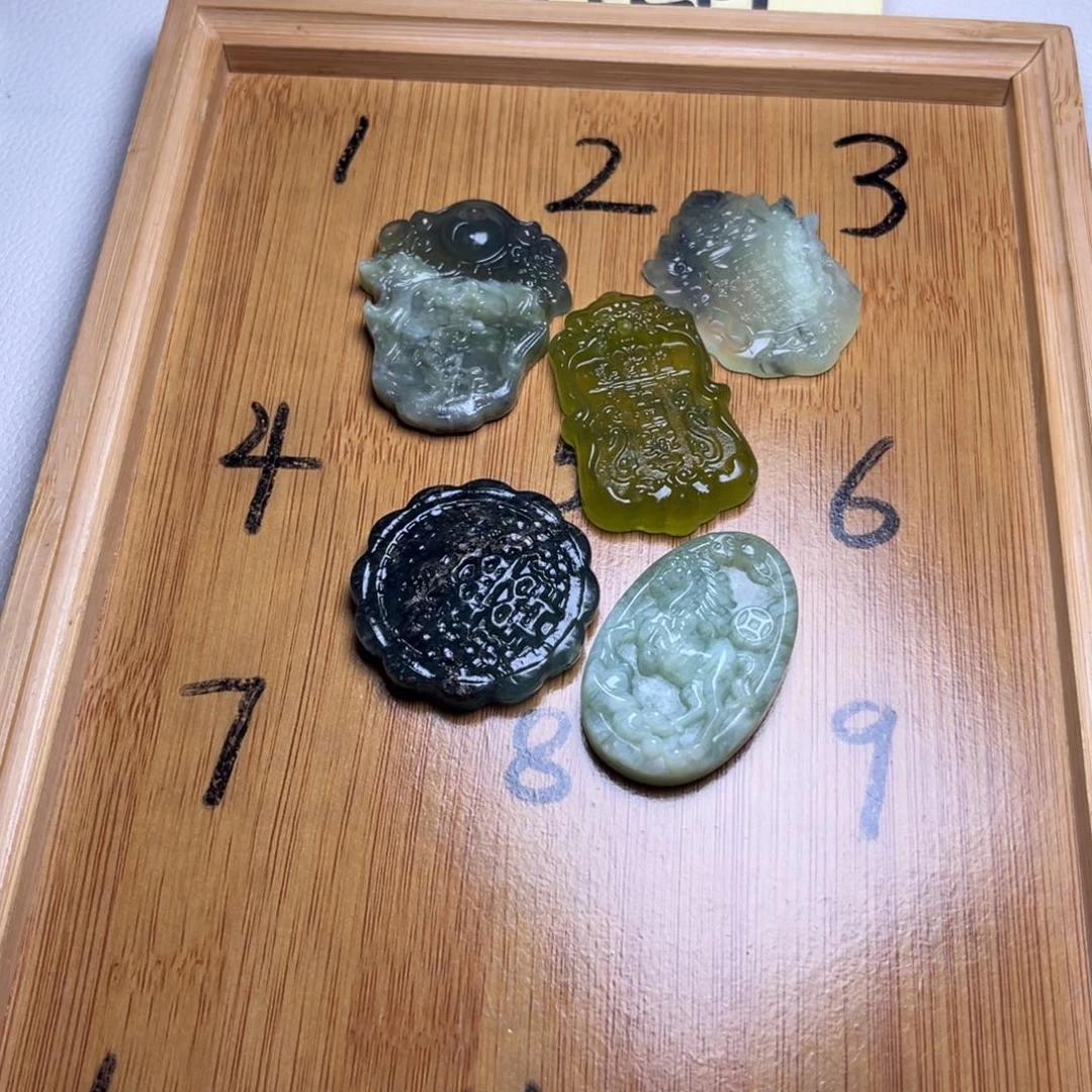 北***司蛇纹石玉未镶嵌颈饰