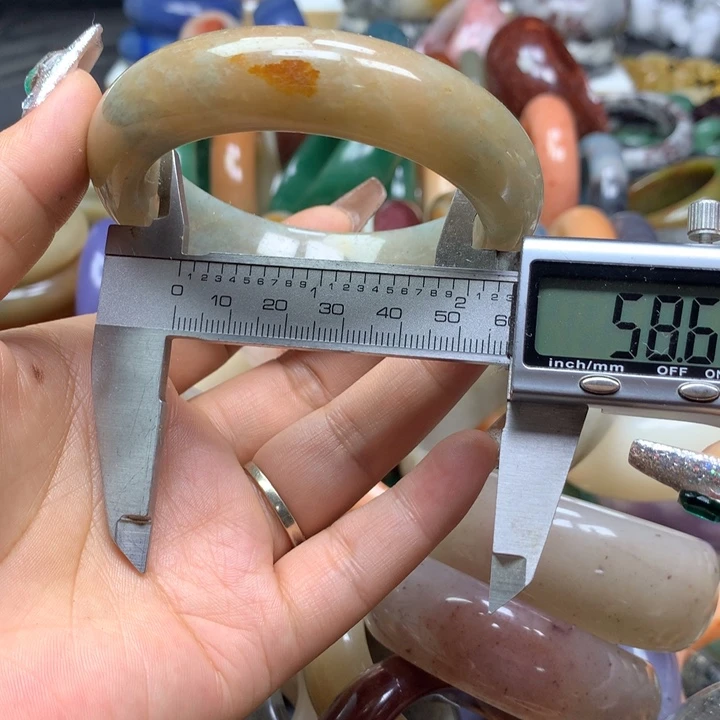未镶嵌手镯石英质玉