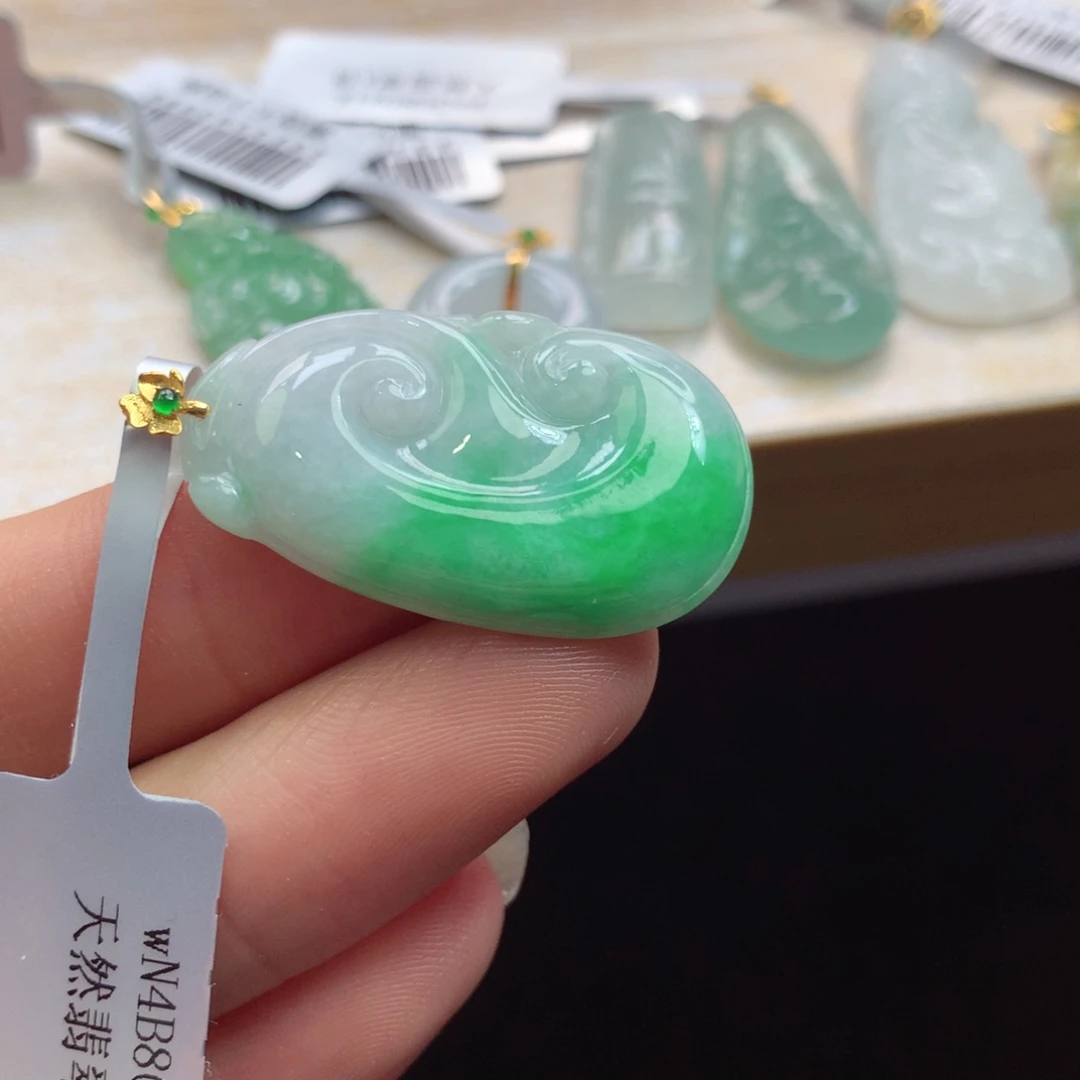 颈饰18K金镶嵌翡翠吊坠