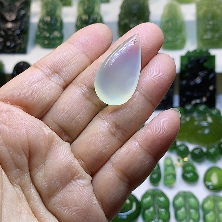 蛇纹石玉颈饰未镶嵌