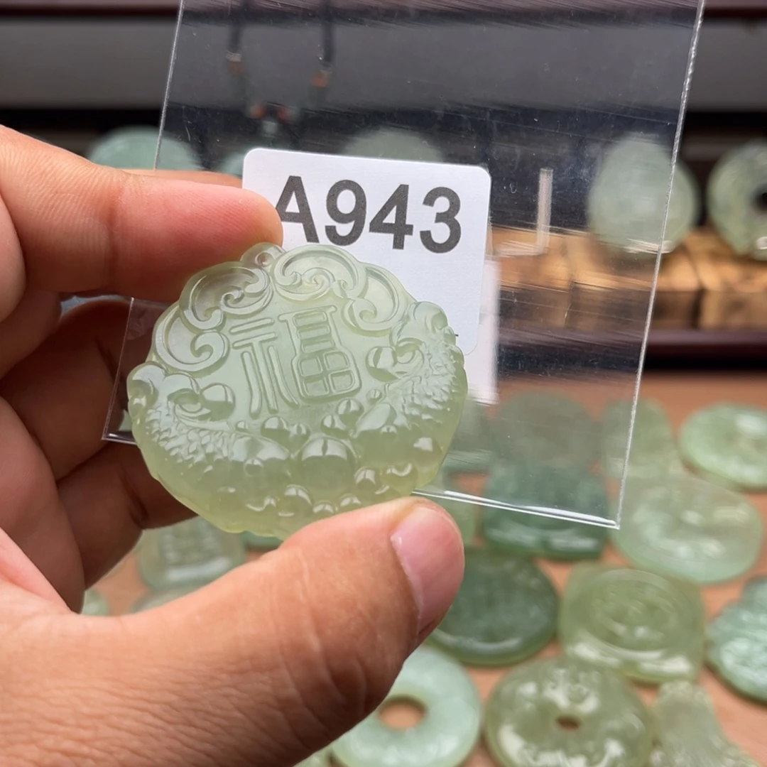 刘***头未镶嵌蛇纹石玉颈饰