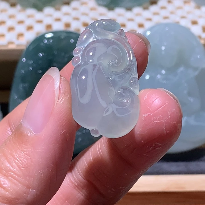 翡翠未镶嵌颈饰如意