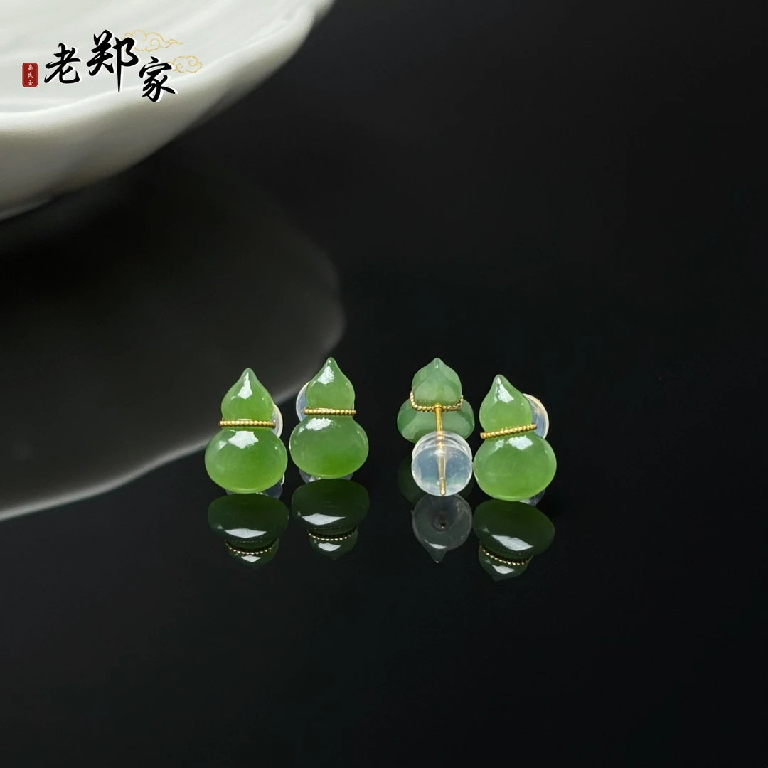 18K金和田玉耳饰一对 多样性发一件  HH E61