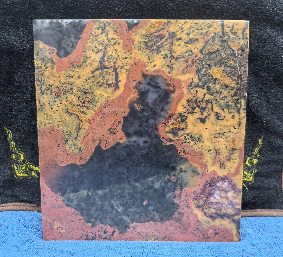 天然鸡血玉人物画面22×25x2cm
