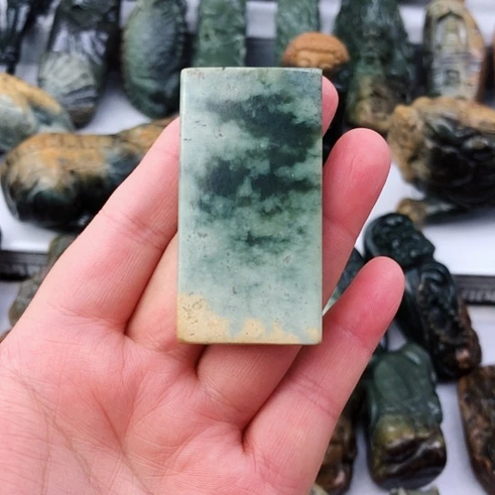 未镶嵌岫岩河磨玉（透闪石质玉）挂件中**拿