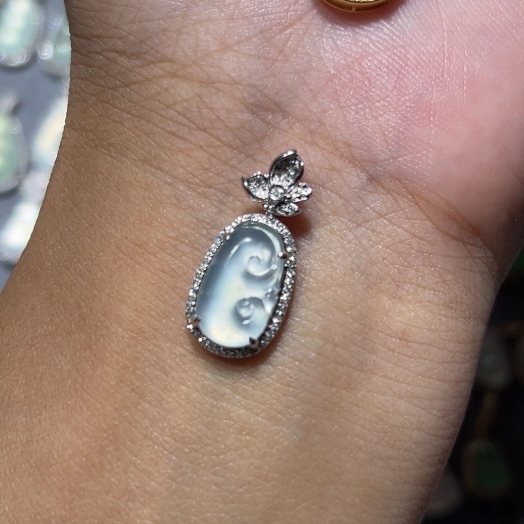 颈饰18K金镶嵌翡翠