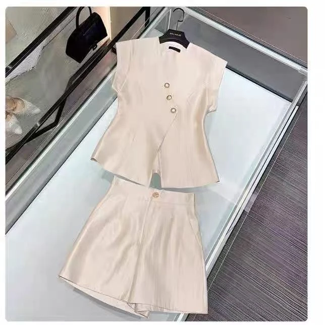 深圳南油高端女装新款法式简约休闲V领设计感马甲＋阔腿短裤套装
