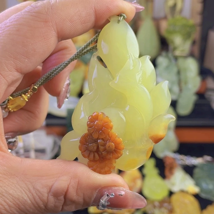 蛇纹石玉颈饰未镶嵌