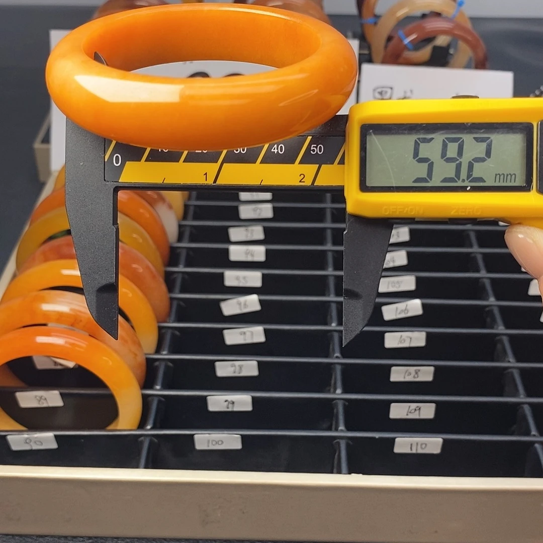 未镶嵌石英质玉（黄龙玉）手镯90号