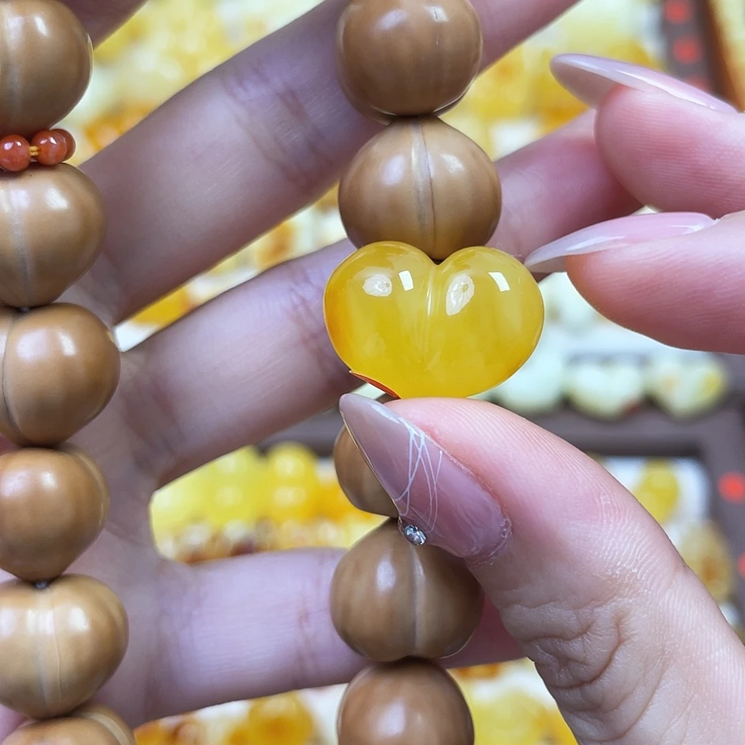 裸石琥珀未镶嵌屁桃