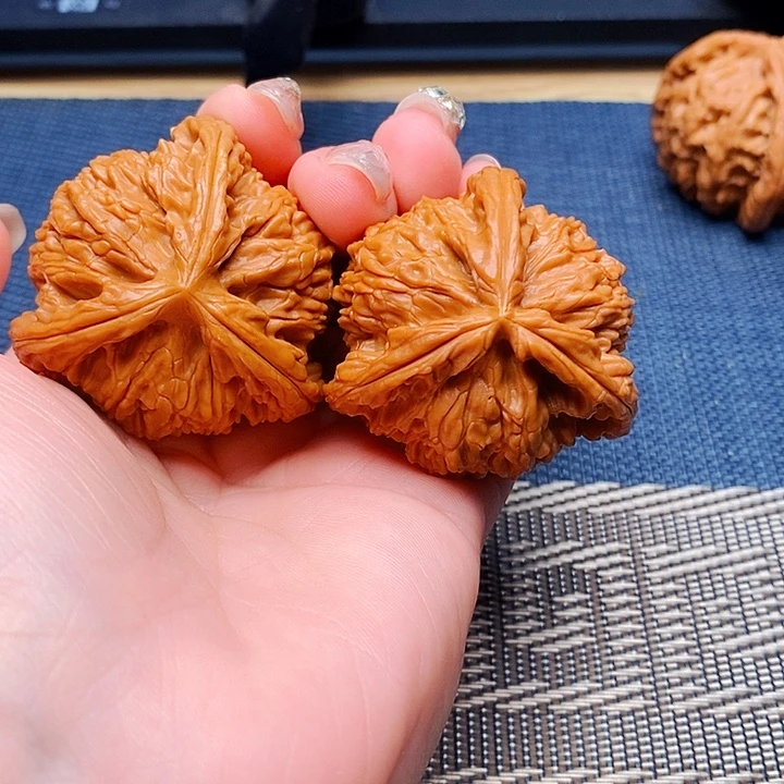 过***烟文玩核桃吊坠三棱