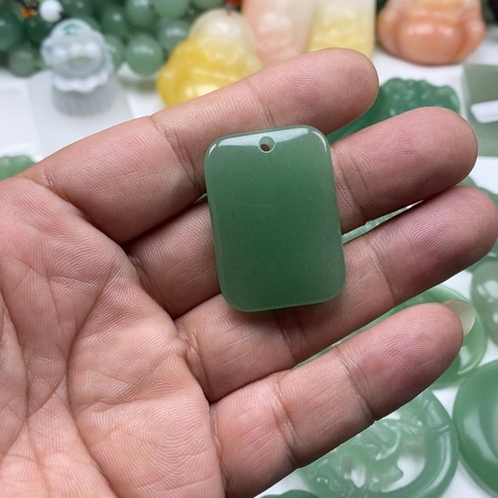 东陵石颈饰未镶嵌燕****）