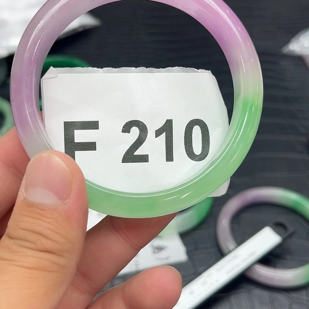 翡翠手镯未镶嵌默认瑕疵