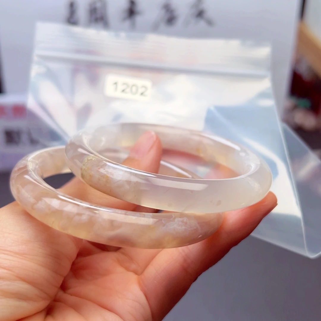 玛瑙/玉髓手镯默认微瑕55未镶嵌婷**?