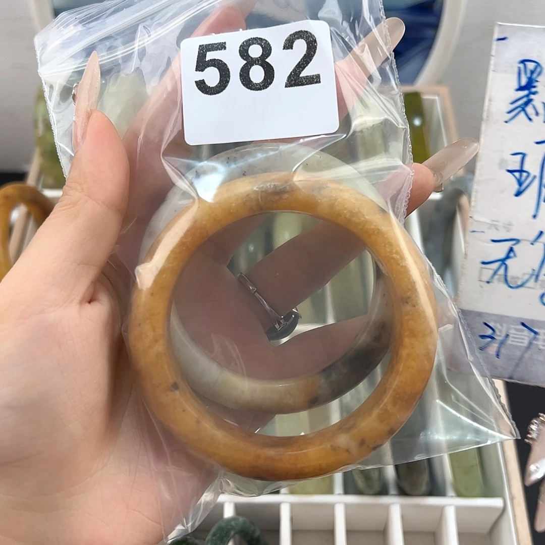不***子蛇纹石玉未镶嵌颈饰
