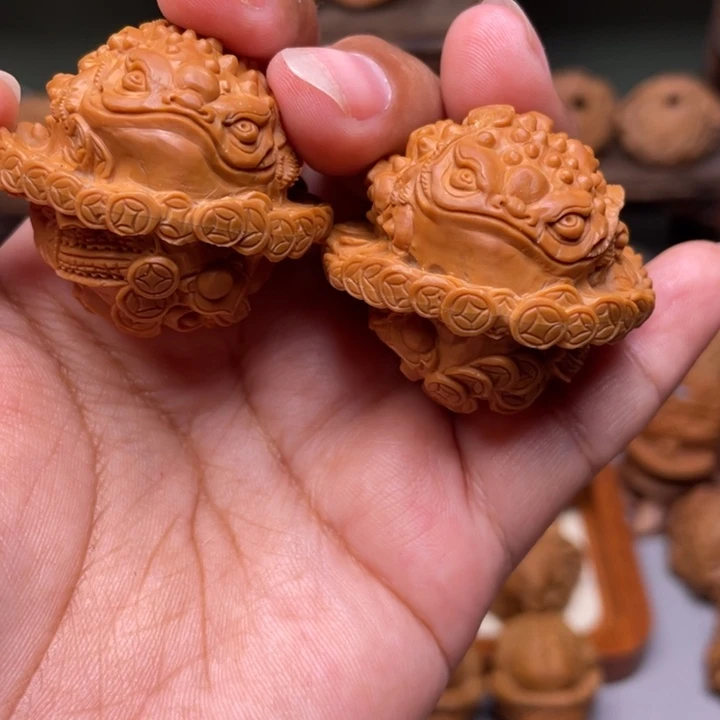 白狮子雕刻的腰缠万贯金蟾