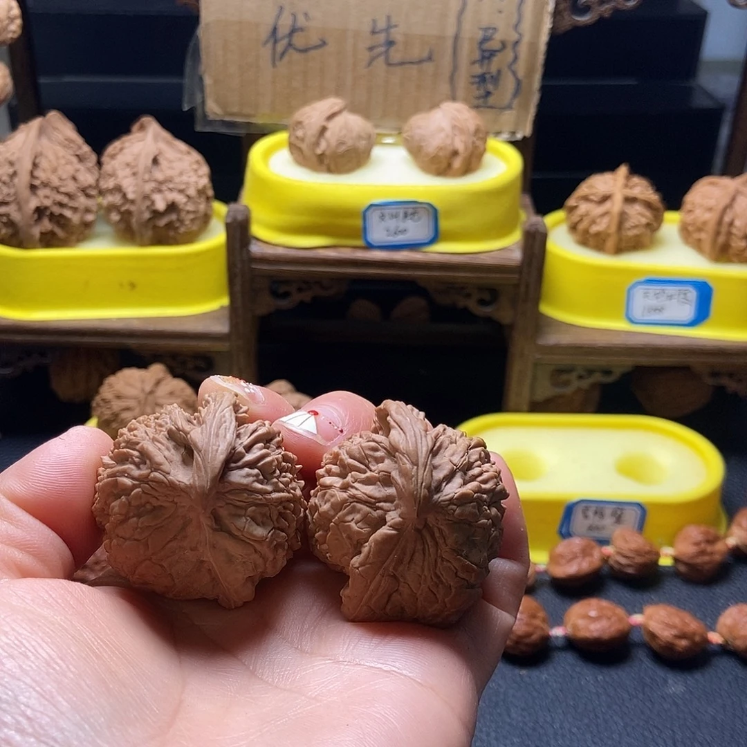 贪***子文玩核桃吊坠官帽雕