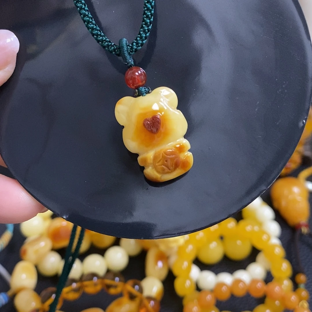 琥珀未镶嵌颈饰小熊