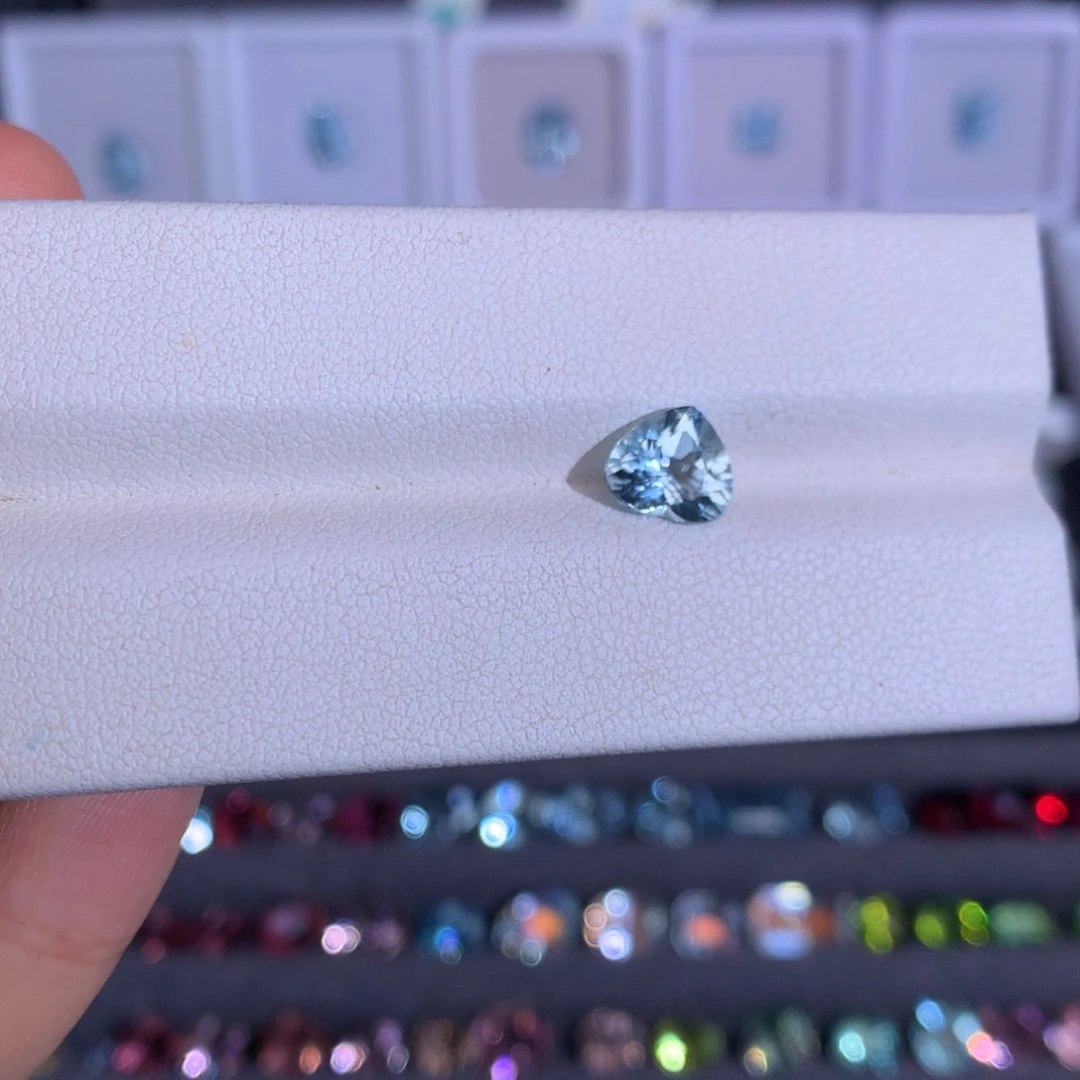笔搁海蓝宝石未镶嵌1.35ct