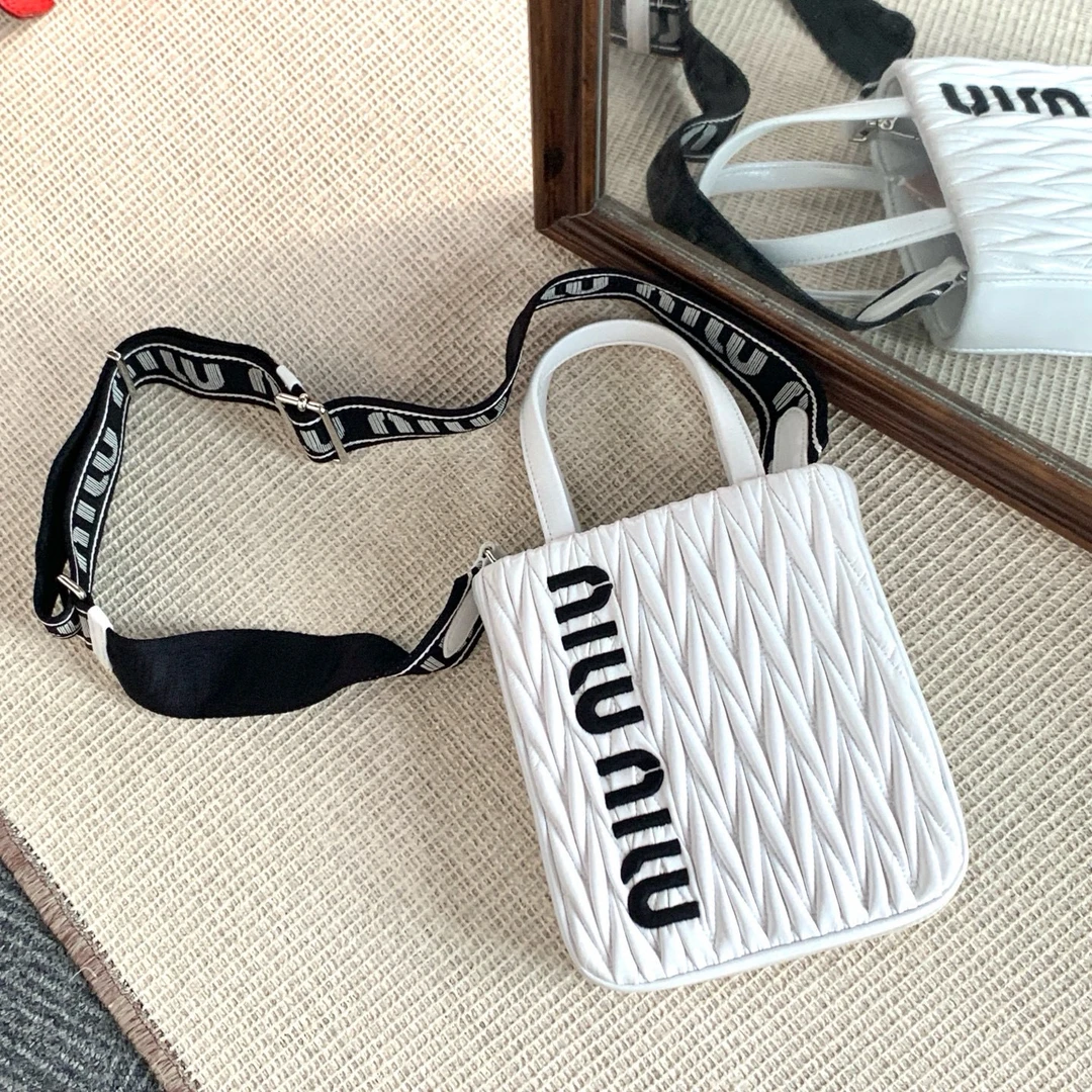 95新 MIU MIU/缪缪 miumiu黑白色琴谱斜挎包