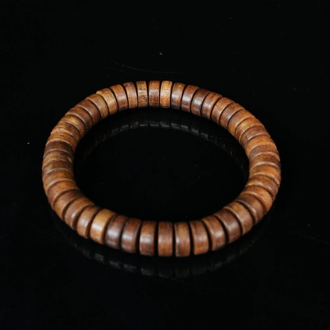 5915 马拉OK沉香土沉黄油9分沉随形串 0.9x0.4cm  5.82g