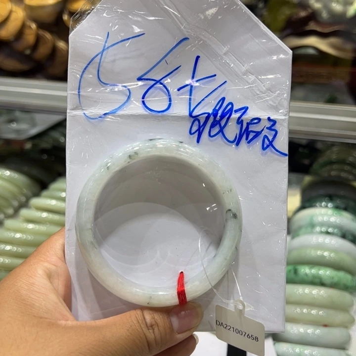 在****翡翠未镶嵌手镯纯天然A货翡翠手镯